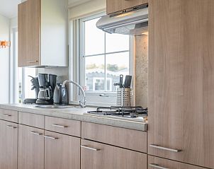 Keukenhoek in Chalet Bregkoog 227, Texel, met uitzicht op de omgeving en moderne voorzieningen.