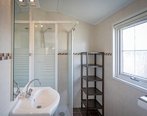 Moderne badkamer in Chalet Bregkoog 227, Chaletpark Bregkoog, De Koog, Texel met douche en wastafel.