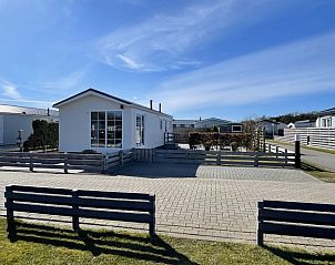 Voorzijde van Chalet Bregkoog 227, vakantieverblijf in De Koog, Texel met zonnig terras en ruime parkeerplaats.