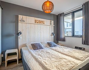 Sfeervolle slaapkamer met tweepersoonsbed in Appartement Juliana 048, De Koog, Texel, Waddeneilanden.