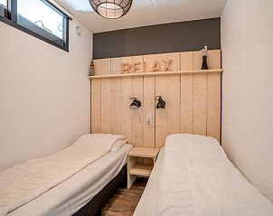 Knusse slaapkamer met twee eenpersoonsbedden in Appartement Juliana 048, De Koog, Texel, Waddeneilanden.