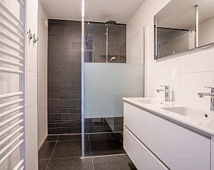 Moderne badkamer met inloopdouche in Appartement Juliana 048, De Koog, Texel, Waddeneilanden.