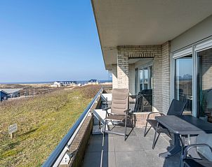 Ruim balkon met uitzicht op zee en natuur bij Appartement Juliana 048, De Koog, Texel, Waddeneilanden.