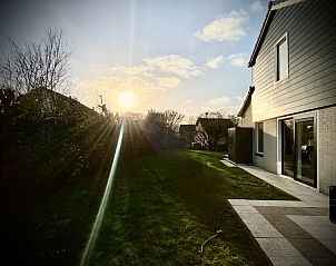 Ervaar de serene omgeving van Stappeland - Huize 100-1 in De Koog, Texel, met een prachtig uitzicht bij zonsondergang.