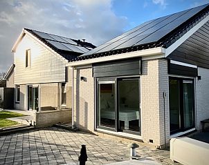 Stappeland - Huize 100-1 in De Koog, Texel, biedt moderne architectuur en een zonnig terras voor een comfortabel verblijf.