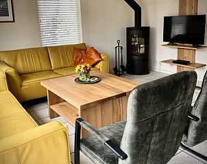 Comfortabele zithoek in Stappeland - Huize 100-1, De Koog, Texel, ideaal voor een ontspannen vakantieverblijf.