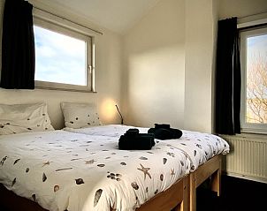 Slaapkamer in Stappeland - Huize 100-1, De Koog, Texel, met comfortabele bedden voor een goede nachtrust op de Waddeneilanden.