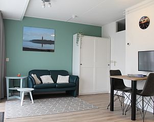 Gezellige woonkamer in De Zeedistel - Appartement Zeedistel 16, een vakantieverblijf in De Koog, Texel, met comfortabele zithoek.