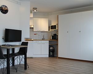 Moderne binnenruimte van De Zeedistel - Appartement Zeedistel 16 in De Koog, Texel, met keuken en zithoek voor een comfortabel verblijf.