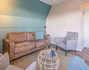 Knusse woonkamer van Appartement Zeedistel 22 op Texel, ideaal voor ontspanning na een dagje Waddeneilanden.