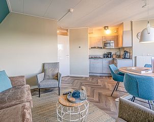 Open keuken en eetruimte in Appartement Zeedistel 22, De Koog, Texel, met moderne voorzieningen en gezellige sfeer.