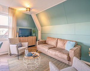 Ruime woonkamer van Appartement Zeedistel 22 in De Koog, Texel, met comfortabele bank en stijlvolle inrichting.