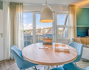 Eettafel met uitzicht in Appartement Zeedistel 22, De Koog, Texel, perfect voor gezellige maaltijden op de Waddeneilanden.