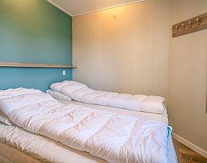 Tweede slaapkamer in Appartement Zeedistel 22, De Koog, Texel, met twee eenpersoonsbedden en een rustige sfeer.