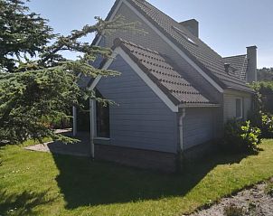 Villapark Kamperfoelie vakantiehuis in De Koog Texel, charmante buitenkant met groene omgeving.