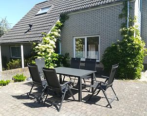 Terras bij Villapark Kamperfoelie vakantiehuis in De Koog Texel, ideaal voor buiten dineren.