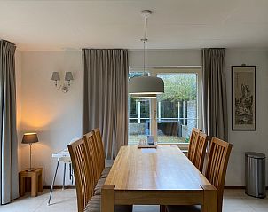 Eetkamer in Villapark Kamperfoelie vakantiehuis De Koog Texel, met houten tafel en veel natuurlijk licht.