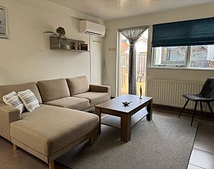 Gemtliches Wohnzimmer im Duo-Bungalow, De Koog, Texel mit bequemem Sofa und viel Tageslicht.