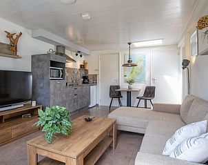 Moderne Kche und Essbereich im Duo-Bungalow, De Koog, Texel mit stilvoller Einrichtung.