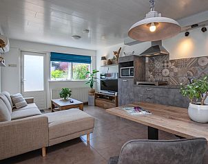 Gerumiger offener Wohnbereich im Duo-Bungalow, De Koog, Texel mit Sofa und Kche.