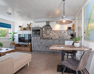 Moderne Kche und Essbereich im Duo-Bungalow, De Koog, Texel mit gemtlicher Atmosphre.