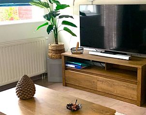 Gemtliches Wohnzimmer im Duo-Bungalow, De Koog, Texel mit modernem TV und Dekoration.