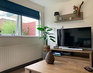 Helles Wohnzimmer im Duo-Bungalow, De Koog, Texel mit TV und Gartenblick.