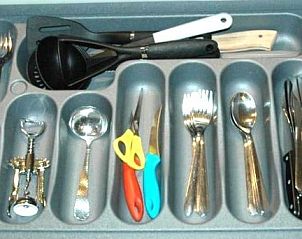 Voll ausgestattete Kchenschublade im Duo-Bungalow, De Koog, Texel mit Kchengeschirr.