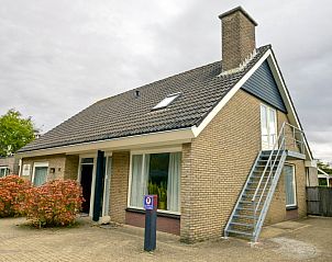 Vorderseite des Ferienhauses Het Tesselhuus in De Koog, Texel, mit seiner klassischen Architektur.