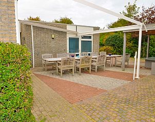 Die gerumige Terrasse des Ferienhauses Het Tesselhuus in De Koog auf Texel ist ideal fr Mahlzeiten im Freien.