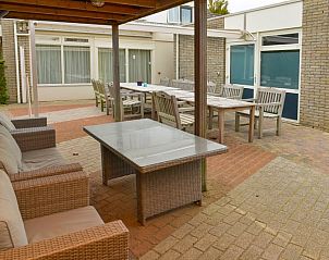 berdachter Sitzbereich auf der Terrasse des Ferienhauses Het Tesselhuus in De Koog, Texel.
