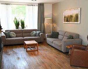 Gemtliches Wohnzimmer des Ferienhauses Het Tesselhuus in De Koog, Texel, mit bequemen Sofas.