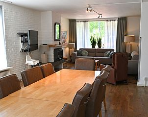 Esszimmer und Sitzecke im Ferienhaus Het Tesselhuus in De Koog, Texel, mit viel Tageslicht.