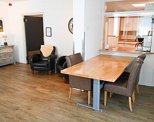 Stilvolle Leseecke im Ferienhaus Het Tesselhuus in De Koog, Texel, mit Holzboden.