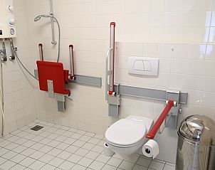 Barrierefreies Badezimmer im Ferienhaus Het Tesselhuus in De Koog, Texel, mit moderner Ausstattung.