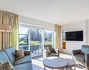 Lichte woonkamer in Orchismient 14 vakantiehuis, De Koog Texel met comfortabele zitruimte.