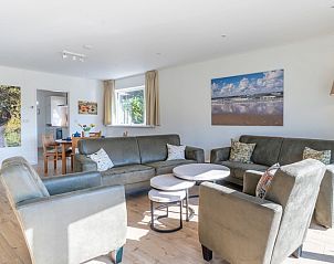 Ruime woonkamer van Orchismient 14 vakantiehuis in De Koog Texel, ideaal voor ontspanning.