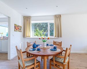 Eethoek in Orchismient 14 vakantiehuis, De Koog Texel met uitzicht op de tuin.