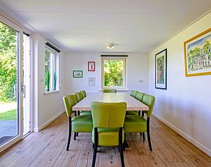 Stijlvolle eetkamer in Orchismient 14 vakantiehuis, De Koog Texel met veel natuurlijk licht.