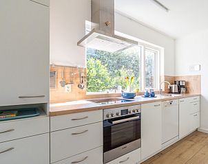 Functionele keuken in Orchismient 14 vakantiehuis, De Koog Texel met uitzicht op de natuur.