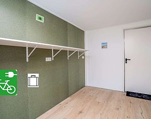 Moderne badkamer in Orchismient 14 vakantiehuis, De Koog Texel met strakke afwerking.