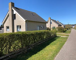 Vakantiehuis Stappeland 213 in De Koog, Texel met uitzicht op rustige straat en groene omgeving.