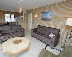 Open woonkamer en eetgedeelte in Vakantiehuis Stappeland 213, De Koog, Texel voor een ontspannen verblijf.