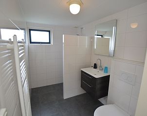 Frisse badkamer in Vakantiehuis Stappeland 213, De Koog, Texel met moderne douche en wastafel.