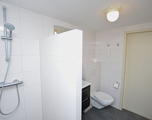 Ruime badkamer in Vakantiehuis Stappeland 213, De Koog, Texel met douche en toilet voor comfort.