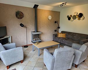 Gezellige woonkamer van Agter Mienterglop - Vakantiehuis 5102 in De Koog, Texel met comfortabele zithoek.