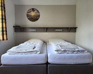 Comfortabele slaapkamer in Agter Mienterglop - Vakantiehuis 5102, Texel met sfeervolle decoratie.