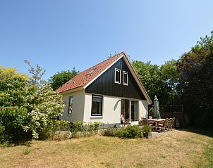 Vakantiehuis 7K in De Koog, Texel met zonnig terras en groene omgeving op de Waddeneilanden.