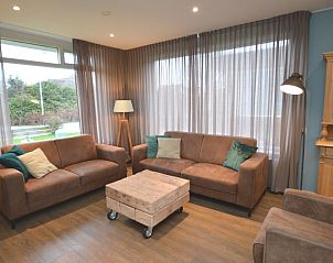 Gezellige woonkamer van Epelaan 19 / Arjen in De Koog, Texel met comfortabele banken.