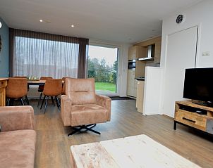 Open leefruimte in Epelaan 19 / Arjen vakantiehuis De Koog Texel met uitzicht op tuin.